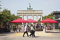 Germany, Berlin, Mitte, Brandenburg Gate in Parise