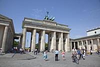 Germany, Berlin, Mitte, Brandenburg Gate in Parise