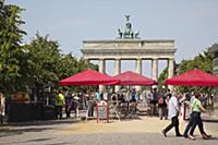 Germany, Berlin, Mitte, Brandenburg Gate in Parise