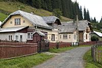 ROMANIA / Bukovina / Ciocanesti / traditional vill