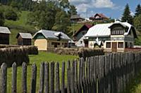 ROMANIA / Bukovina / Ciocanesti / traditional vill