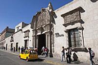 PERU / Arequipa / Historic town / Calle San Franci