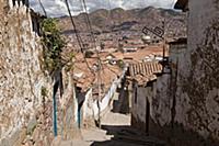 PERU / Cusco / Historic town / Narrow alley leadin