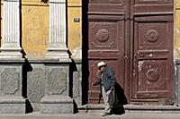 PERU / Arequipa / Historic town / Old man walking 