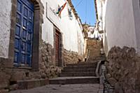 PERU / Cusco / Historic town / Narrow alley leadin