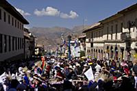 PERU / Cusco / Historic town / Crods at the street