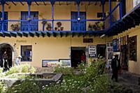 PERU / Cusco / Historic town / Gallery in back cou