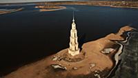Колокольня в Калязине, на реке Волга во время 'низ