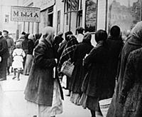 NOV2962297 Queue for food, 1917 (b/w photo); (add.