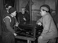 3900619 Chairman Mao Zedong talking to an old woma