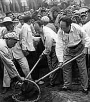 3900845 Chairman Mao Zedong, with members of the C