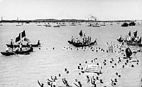 3900646 Chairman Mao Tse-tung swimming in the Yang