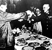 3900986 Mao Zedong and Chiang Kai-Shek toast each 