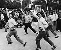 3900648 A Shanghai students\' propaganda team sing