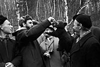 1147951 Fidel Castro Feeding A Bear Cub In Irkutsk