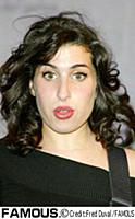 Эми Вайнхаус (Amy Winehouse) выступает в магазине 