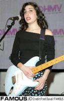 Эми Вайнхаус (Amy Winehouse) выступает в магазине 