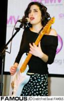 Эми Вайнхаус (Amy Winehouse) выступает в магазине 