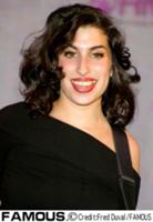 Эми Вайнхаус (Amy Winehouse) выступает в магазине 