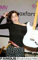Эми Вайнхаус (Amy Winehouse) выступает в магазине 