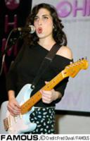 Эми Вайнхаус (Amy Winehouse) выступает в магазине 
