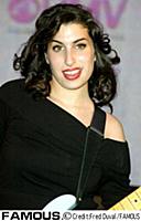 Эми Вайнхаус (Amy Winehouse) выступает в магазине 