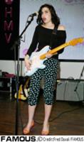 Эми Вайнхаус (Amy Winehouse) выступает в магазине 