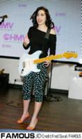 Эми Вайнхаус (Amy Winehouse) выступает в магазине 