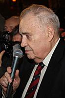 Народному артисту СССР, лауреату множества наград 