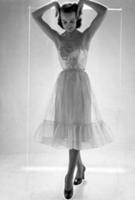 Модель демонстрирует нижнюю юбку, 15 декабря 1951.