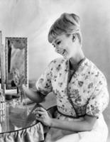Модель демонстрирует стёганый нейлоновый халат, 19