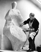 Генри Мур (Henry Moore). На фото: Мур работает над