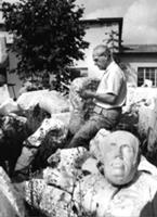 Генри Мур (Henry Moore). На фото: скульптор в окру