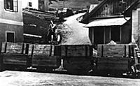 Ящики с взрывчаткой, приготовленной для уничтожени