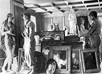 Нацистские солдаты рассматривают свои трофеи, 1945