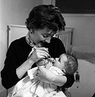 Barbara Murray and baby daughter