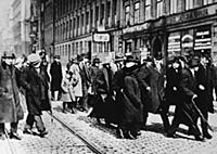 Lenin and Krupskaya in Stockholm 1917 .

Supplie