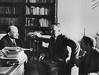 Moscow , Lenin in his study talking with an Americ