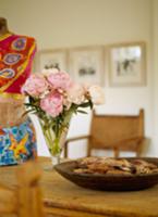 Wooden bowl and bouquet of roses in a glass jar