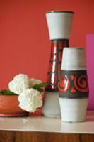 Set of 70s-style vases and white carnations in bow