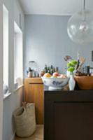 Simple yet elegant kitchen unit elements in natura