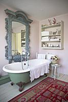 Old-fashioned bathroom in the 'Shabby' look with f