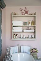 Old fashioned bathroom with a playful 'Shabby Styl