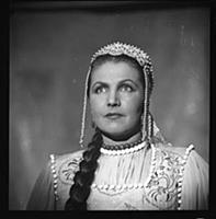 Кадр из фильма «Каменный цветок», (1946). На фото: