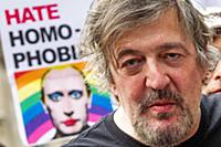 Стивен Фрай на демонстрации против Путина