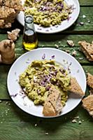 Broad bean cream with red onions and flatbread