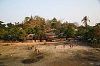 Myanmar / Mrauk U / 2014 / Boys playing football i