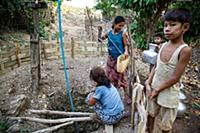 Myanmar / Mrauk U / 2014 / Burmese girls getting w