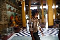 Myanmar / Mrauk U / 2014 / Burmese walking in the 
