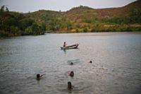 Myanmar / Mrauk U / 2014 / Burmese swimming in Anu